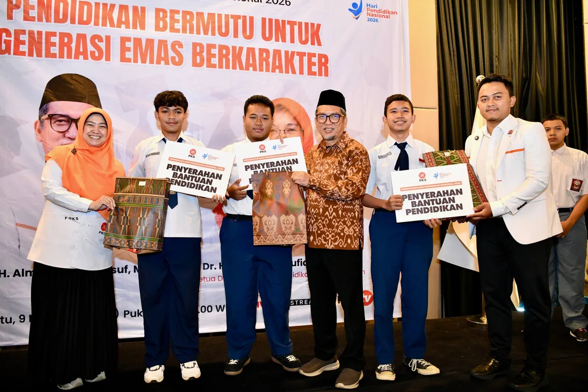 Peringati Hardiknas 2026, PKS Serahkan Bantuan Pendidikan dan Apresiasi Guru Inspiratif